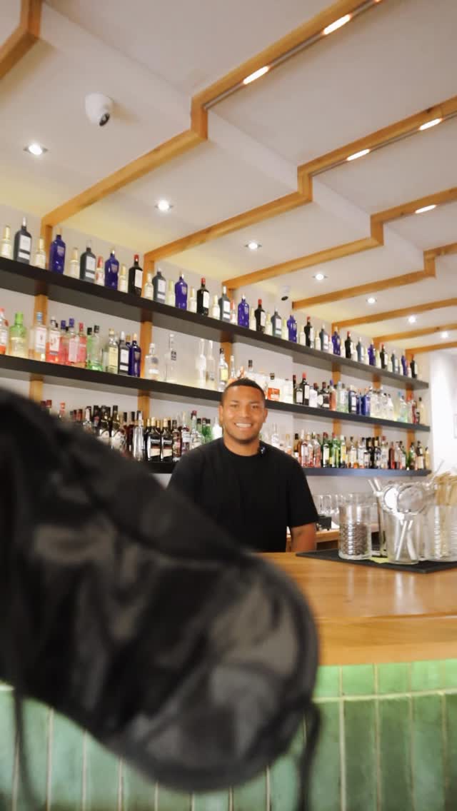 Hoy hemos retado a Luis a preparar un French 75…
🫣 con los ojos vendados.
¿Qué puede salir mal? Pues todo. Pero oye, al menos se lo ha tomado en serio (el cóctel, y el reto)
¿Te atreverías tú?
📍 Plaza de la Iglesia, La Línea
📲 856 159 168
#Copas #lalinea #campodegibraltar #cafeteria #merienda #coctel
