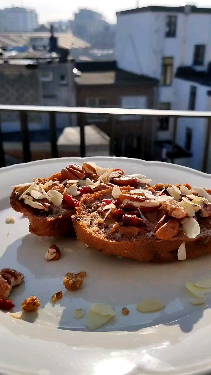 Perfect ontbijt deze maandagochtend: ons klassiek bananenbrood met mijn favoriete toppings 🤤
Hoe eet jij graag je bananenbrood?
#antoinette #bananenbrood #ontbijt