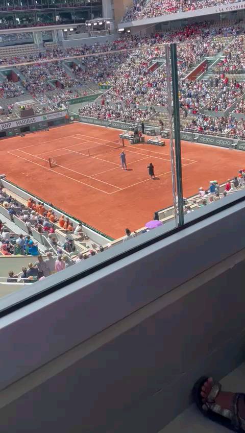 Dans la loge VIP de la Bnp Paribas Personal Finance ! 🤩🤩
Les enfants s'éclatent ! 🎉