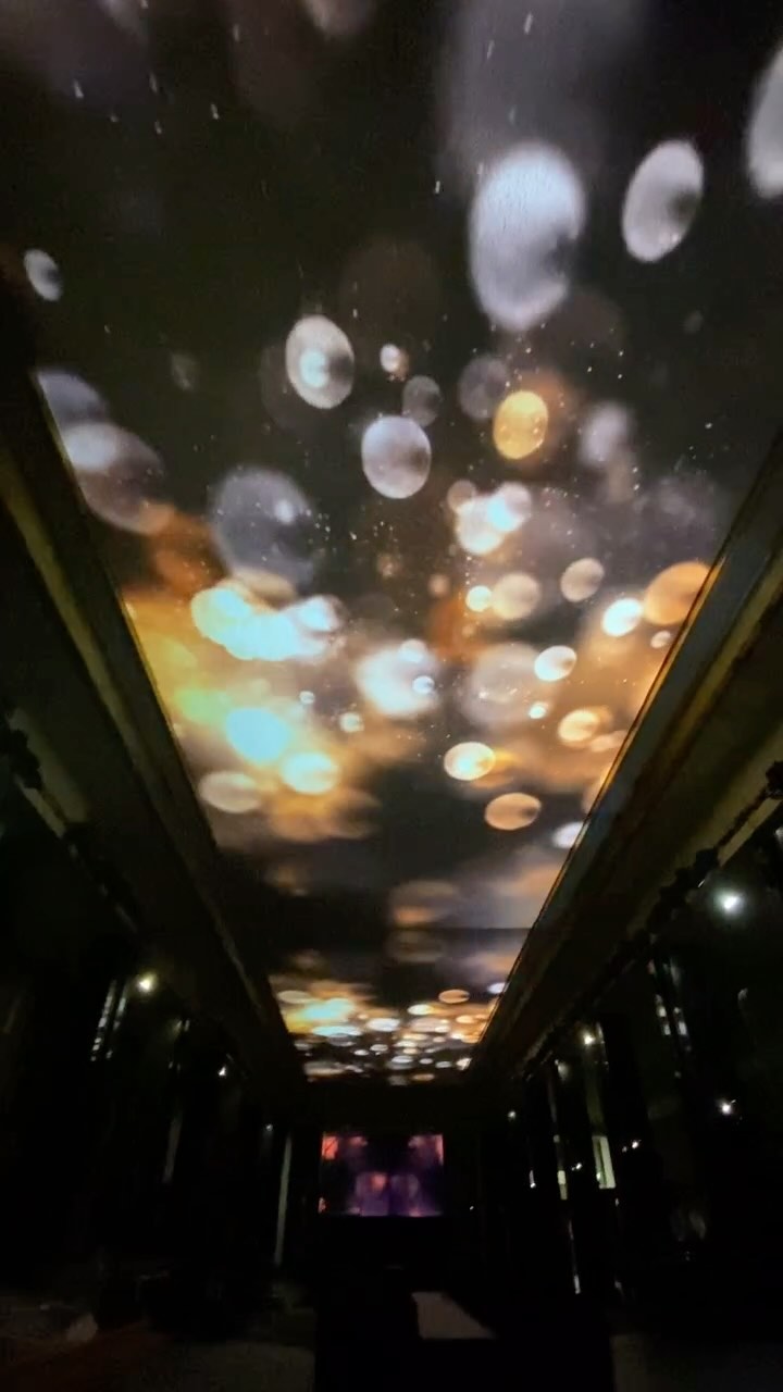 #eventdesign sur la thématique de « James Bond » citations de Gold finger. #mappingdesign #videomapping sur plafond. #gold #chic