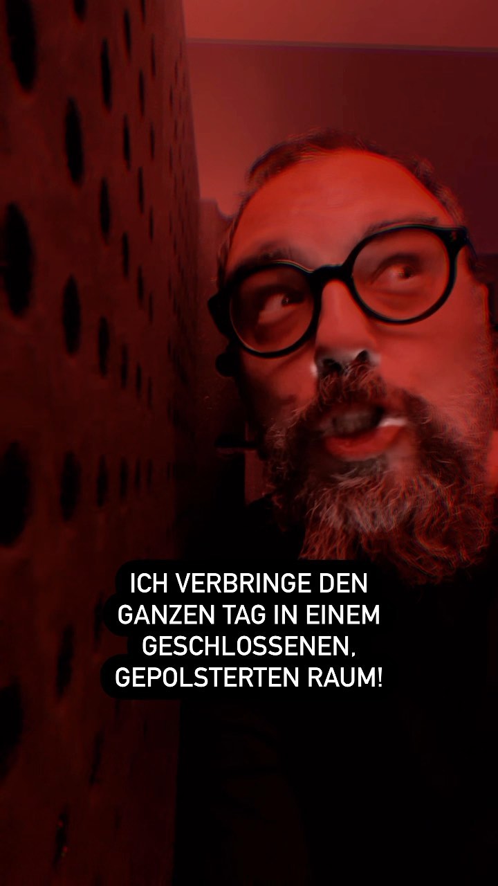 🇩🇪🇨🇭 Wie versprochen hier ein kurzer Einblick in mein Studio, wo ich meine Aufträge aufnehme.
🇪🇸 Una pequeña vuelta en mi estudio en Suizo para mis seguidores helvéticos.
🇬🇧 Here’s a small studio tour in swiss german for my helvetic followers.
@studiobricks @neumann.berlin @mackie @elgatode @avalondesignusa
#voiceactor #freelanceradvice #studio #voiceover #freelancer #voiceactorslife