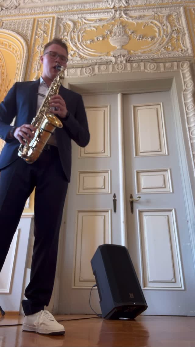 First wedding of the season – playing La Canción by J Balvin & Bad Bunny for the ceremony.
Could you imagine this song at your wedding?
Erste Hochzeit der Saison – ich spiele La Canción von J Balvin & Bad Bunny zur Trauung.
Könntet ihr euch diesen Song bei eurer Hochzeit vorstellen?
#WeddingSax #LaCanción #JBalvin #BadBunny #Saxophonist #WeddingMusic #SaxCover #LiveMusic #WeddingVibes #Trauung #Hochzeit2025 #MusikerFürHochzeit #WeddingSeason