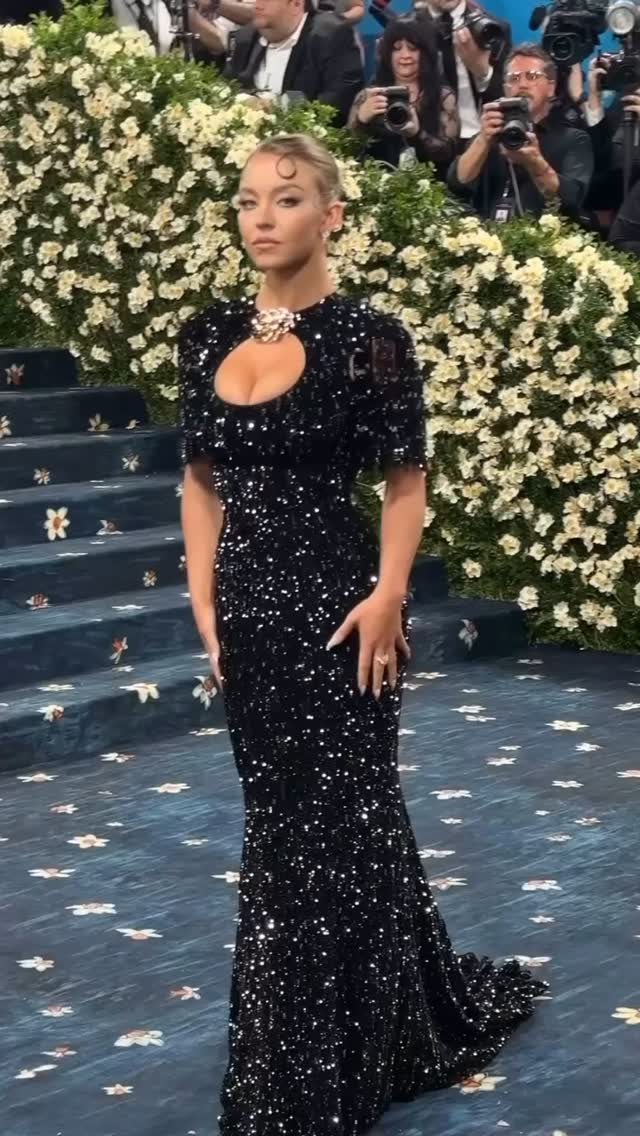 @SYDNEYSWEENEY HAS ARRIVED AT THE #METGALA
- Vogue
#ASTHETIKMAGAZINE #SYDNEYSWEENEY #FASHION #METGALA #VIRAL #NEW
