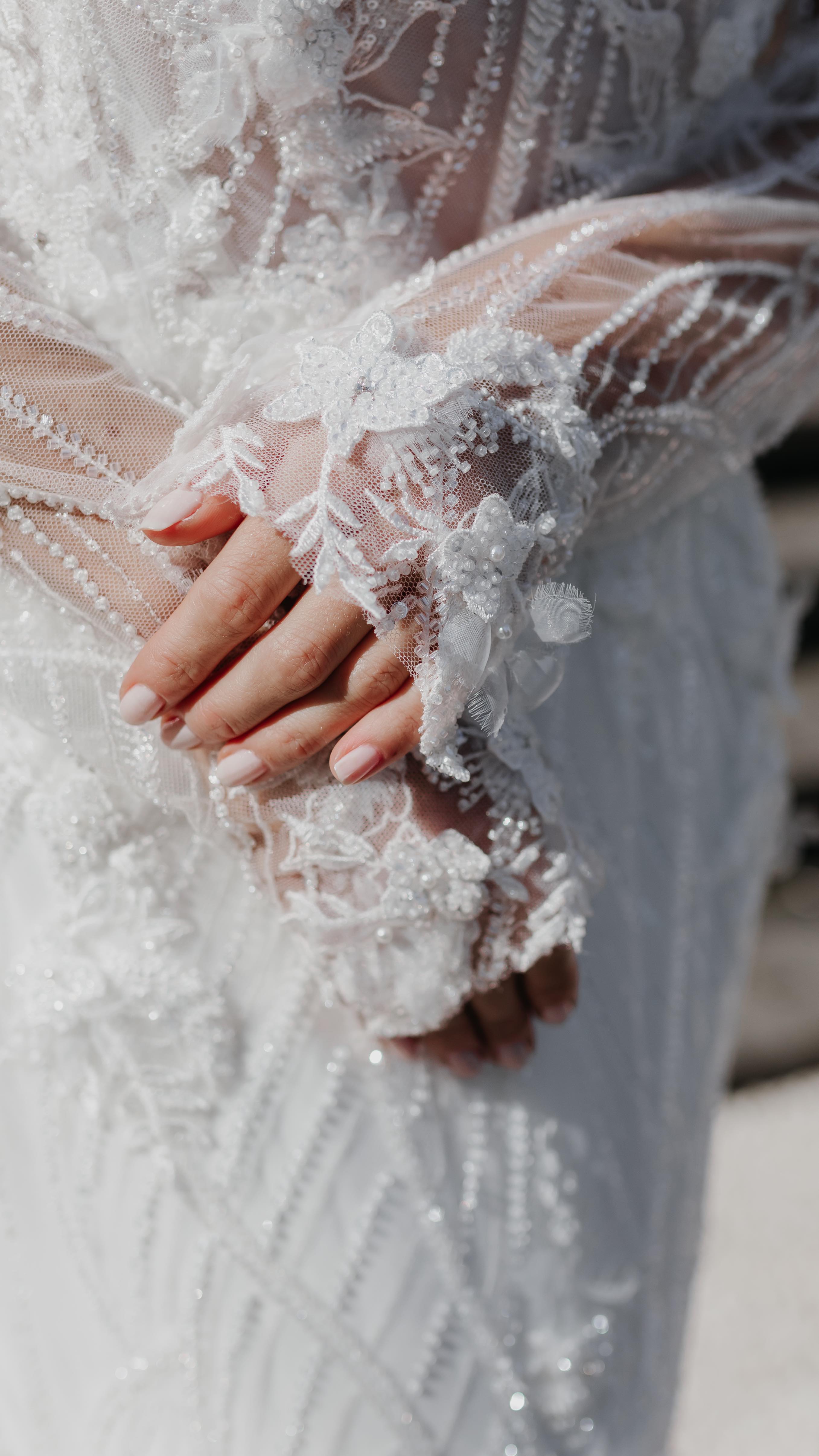 MODERN ELEGANCE
Photography @karinawiebe_photography
Film @wildfirehearts.films
Gowns @martinalianabridal
Models @janinehassenrik @lorena_ubn
@kim.davut
Flowers & Decoration @houseoflove_cologne
Location: @stellarheni
Papeterie: @janinehassenrik