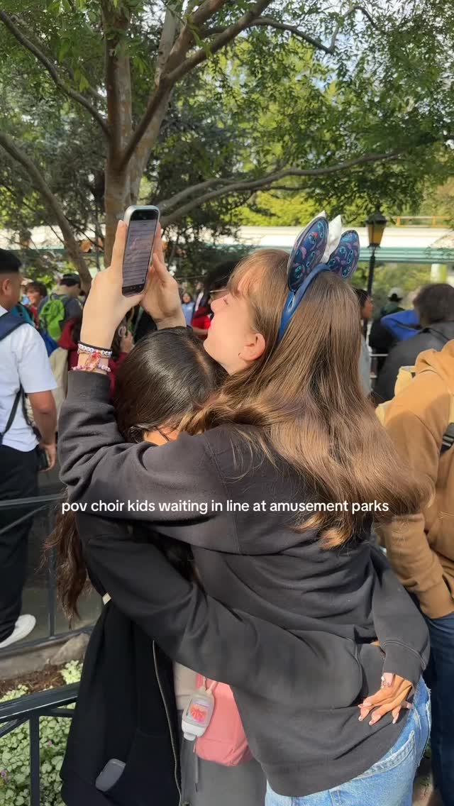 meanwhile this is what our chamber singers were doing while waiting in line at disney 🧐🧐 #typicalchoirkids #chambersingers #disney #notdisneyadults #sangtherightnotestho