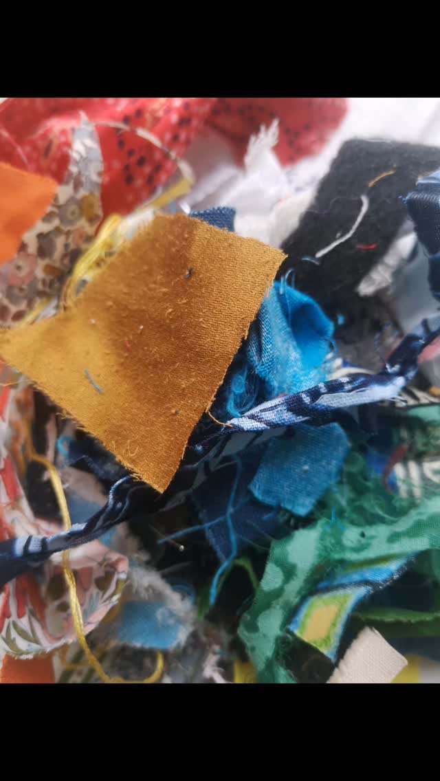 Plongée dans mon sac de microchutes à la recherche de formes nouvelles...
A suivre
#workinprogress
#artistetextile #creationtextile #fabricscraps