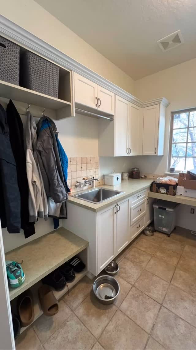 We live for the transformation ✨
📸: @sophiawikoffphoto
#boiseinteriordesign #boiseinteriordesigner #boisegeneralcontractor #beforeandafter #remodel #laundryroom