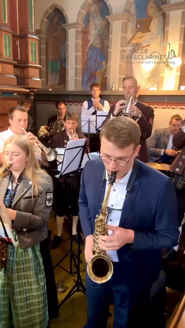 Wait for the End!
Ein besonderer Rückblick auf eine Hochzeit im letzten Jahr:
Gemeinsam mit den Musiker*innen des @mv_oggelshausen und MV Dürnau durfte ich diesen emotionalen Moment musikalisch begleiten.
You Raise Me Up hat eine Stimmung geschaffen, die mich auch heute noch berührt – und wenn ihr genau hinschaut: Am Ende kann ich mir das Lächeln nicht mehr verkneifen.
Solche Augenblicke zeigen, was Musik bewegen kann.
A special memory from a wedding last year:
Together with the musicians of @mv_oggelshausen and MV Dürnau, I had the chance to contribute musically to this emotional moment.
You Raise Me Up created a deeply moving atmosphere – and if you look closely, you’ll notice I can’t help but smile at the end.
Moments like this show the true impact of music.
#weddingreel #hochzeit2024 #trauung #weddingmoment #saxophonist #saxophon #saxophone #saxplayer #hochzeitsmusik #livemusik #musikzurtrauung #youraisemeup #musikerleben #brassband #orchester #weddingmusic #weddingceremony #romantisch #emotionaleMomente #musikliebe #weddingthrowback
