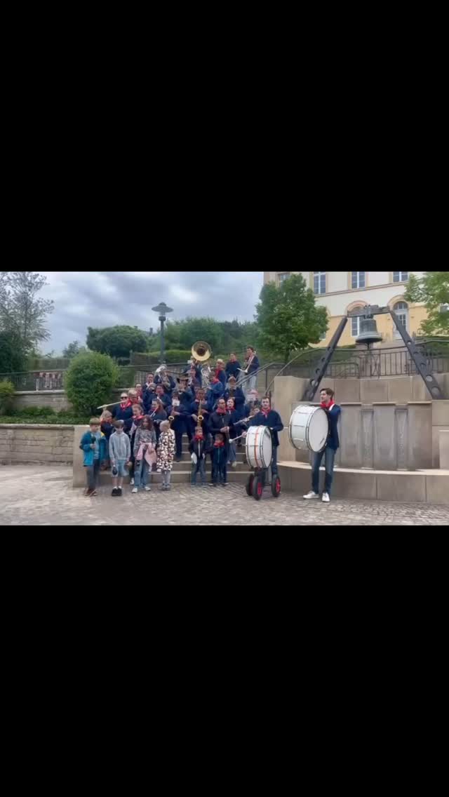 Et war Kiermes zu Miedernach, an mir haten d’Éier, mat eisem Hämmelsmarsch duerch d’Duerf an iwert den Bierg ze goen.
E ganz décke Merci un all déi Leit, déi eis d’Dier opgema hun an Merci och un all déi, déi eis op déi eng oder aner Aart ënnerstëtzt hunn – virun, während oder no der Kiermes.
Mir freeën eis elo schonn op den nächsten Hämmelsmarsch, bis d’nächst Joer!