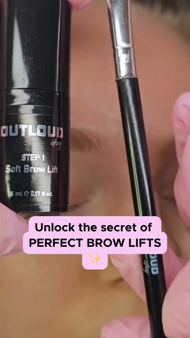 Unlock the Secret – Perfect Brow Lift⭐⭐⭐
(English below)
Vil du have fejlfri resultater, når du laver Brow Lifts? Det hele starter med, hvordan du arbejder med Step 1 – Soft Brow Lift.
Lige efter du har påført produktet, skal du ikke bare lade det sidde – arbejd det grundigt ind i brynene. Bevæg hårene forsigtigt rundt, så du sikrer, at hvert eneste hår bliver dækket.
Når hårene begynder at blive blødere, kan du begynde at forme dem i den ønskede retning.
Husk: Step 1 former ikke hårene – den blødgør dem, så de er klar til at blive formet i Step 2.
Mestrer du dette trin, vil du tydeligt kunne se forskel på dine resultater! 🖤
______________________________________________
Want flawless results when doing Brow Lifts? It all starts with how you work with Step 1 – Soft Brow Lift.
Right after applying the product, don’t just let it sit – work it thoroughly through the brows. Gently move the hairs around to make sure every brow hair is coated.
Once the hairs become softer, you can start shaping the brows into the desired direction.
Remember: Step 1 doesn’t shape the hairs – it softens them to prepare for shaping in Step 2.
Master this step, and you’ll see the difference in your results! 🖤.
#browlift #browlamination #brows #browartist