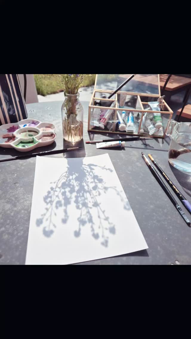 Un rayon de soleil, et l’ombre d'un vase fleuri 🌻😎… l’inspiration surgit💚
Petit exercice spontané d’aquarelle, guidé par les formes projetées sur le papier.
Un moment suspendu, entre jardin et évasion picturale.
🖌🌿
.
.
.
.
.
.
.
.
.
.
.
.
.
.
.
#Aquarelle #PeintureBotanique #JeuxDOmbres #InspirationNature #ArtSpontané #CroquisRapide #AquarelleDuJour #ShadowArt #ArtDansLeJardin #PeindreLaLumière #MomentCréatif #AquarelleFlorale #ArtÉvasion