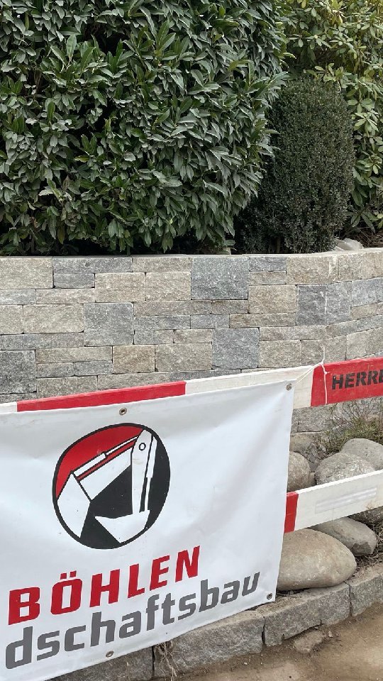 Unser Team ist jederzeit mit vollem Elan dabei, Sie bei der Umsetzung Ihrer Gartenträume tatkräftig zu unterstützen.
#gartenbau #gartenunterhalt #wandbegrünung #team #bagger #sofägts #goodvibes #zukunft #tatendrang #arbeit #natur #vougas