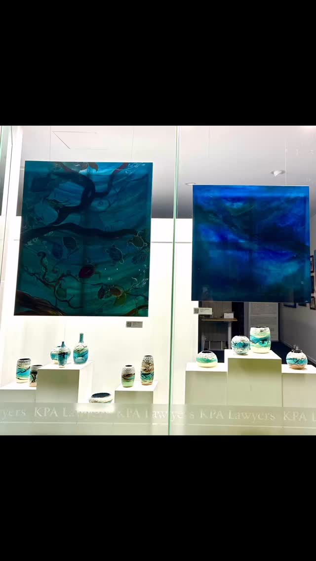 Thank you so much Tina @bluevalleymedia for taking that photo this evening of the Oceans Interrupted Art Exhibition @the_window_bayside! The Window can viewed anytime until 30th May. If you wish to purchase, the link to the catalogue of my works as well as the paintings by @jwtjessicawatsonthorp and @endeavor_earth_designs is in my bio.