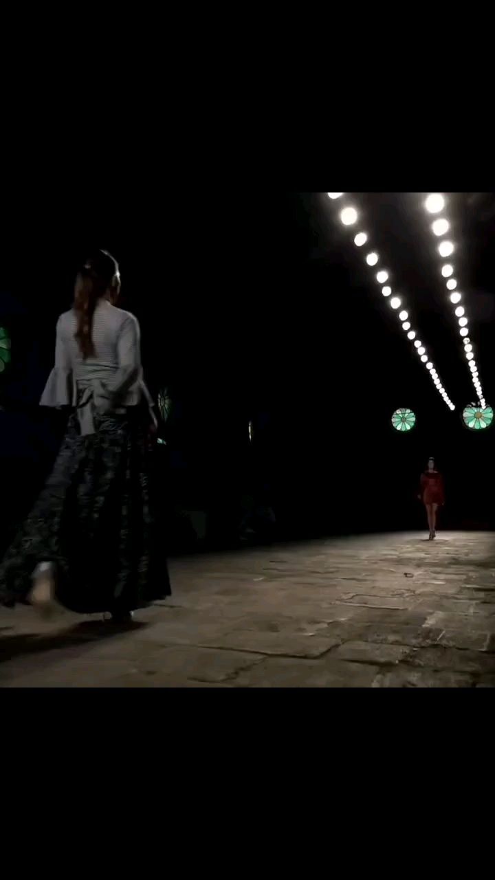 La prodigiosa voz de @debinova engalana la pasarela de mi nueva colección "Secuoya". Un homenaje a la fuerza y resiliencia de la mujer.
@debinova @crfashionweek #CRFW21