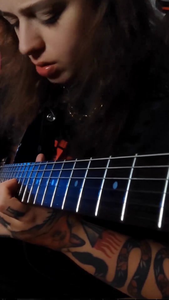 Nossa artista e super guitarrista @lelemeyer fala dos encordoamentos que utiliza para seu som. No final do vídeo manda a mão da guitarra tirando um timbre impecável. Confere aí! 🎸🎶🔥
#leticiameyer #lelemeyer #nigmusic #nigstrigs #guitarrista #guiatarra #guitarristasdobrasil