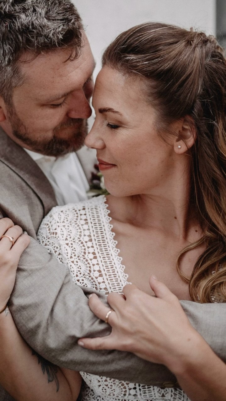 Am Freitag durfte ich eine ganz besondere Hochzeit begleiten! 🤍
Lea und Pascal haben mich letztes Jahr für ihre große Hochzeit angefragt. Nach dem Verlobungsshooting war klar, dass zwischen Lea und mir die professionelle Dienstleisterebene verlassen werden darf. Wir haben auf unser Herz gehört und es hat sich eine ganz wundervolle Freundschaft entwickelt!
Die beiden haben irgendwann all ihre großen Pläne über den Haufen geworfen und waren mutig! Was all das mit mir gemacht hat und was das in mir geweckt hat, erzähle ich euch ganz bald!
Bald kommt hier für euch Brautpaare etwas Großes dazu! 🤍
#hochzeitsfotografie #hochzeitsfotograf #bwphotography #hochzeitsinspo #hochzeitsinspiration #reportagephotography #reportagenfotografie #hochzeitsfotografiekiel #hochzeitsfotografieschleswigholstein