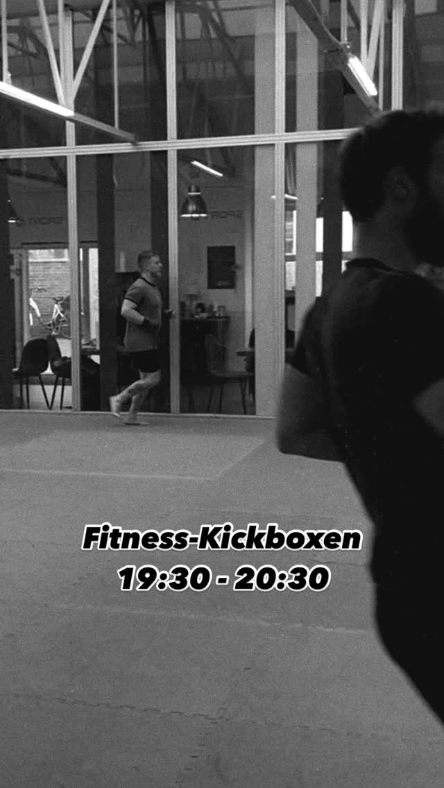 Fitness-Kickboxen💥komm vorbei, mach mit und hab Spaß dabei! Kein Stress, nur Power, Beats und gute Laune. Dein Körper wird’s lieben, dein Kopf auch. Let’s go! @hormoz_66 #kickboxing #fitnessmotivation #fitnesskickboxing #düsseldorf #verein #family #friends ist