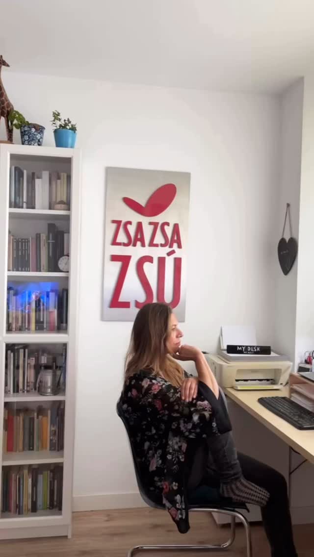 A veces, esconderme en mi cueva de luz y palabras es lo único que me salva. ✨