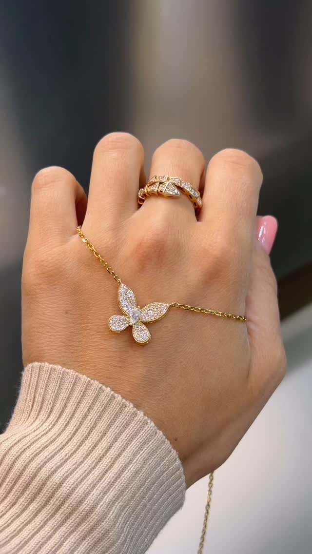 Our newest ‘Butterfly’ pendant is available to shop in store 🦋 #labgrown #solitaireantwerp #antwerpen #shopinantwerp