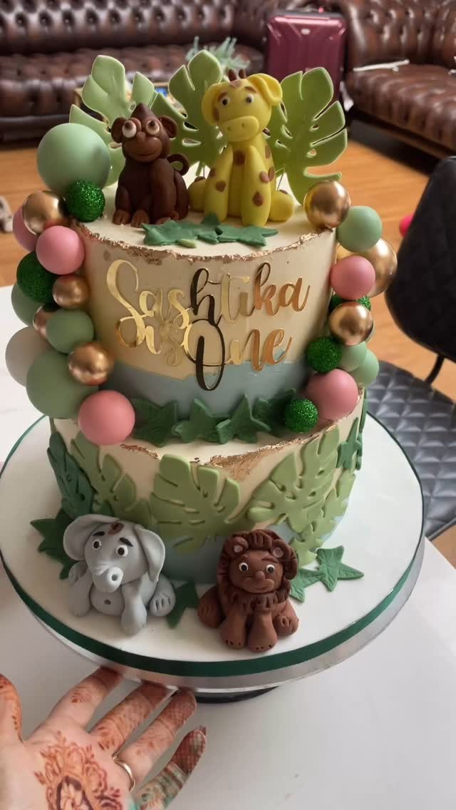 Jungle theme cake for a girl!
#twistedcakesbytia #welwyngardencity #cakedecorating #welwyngardencitymums #stalbansmums #cakedecoratingvideos #stalbans #welwyngardencitymums #stalbansmums #cakedecoratingvideos #stalbans #cakedecoratingtutorials #hertfordshirecakes #cakesofinstagram #junglethemecake