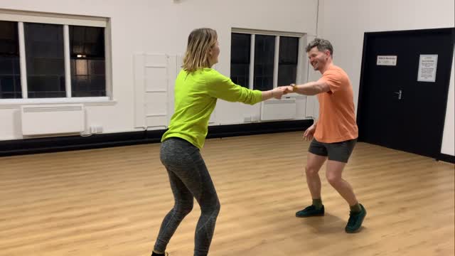 We taught a steal class last night to the improvers’ class. It was so fun, but i want to shout out to @odd_bucket who did an amazing steal!
Remember: 1) Creativity 2) Surprising 3) In time with the music = PHENOMENAL!!
#lindyhop #raynespark #swingdance #partnerdance @lanternarts