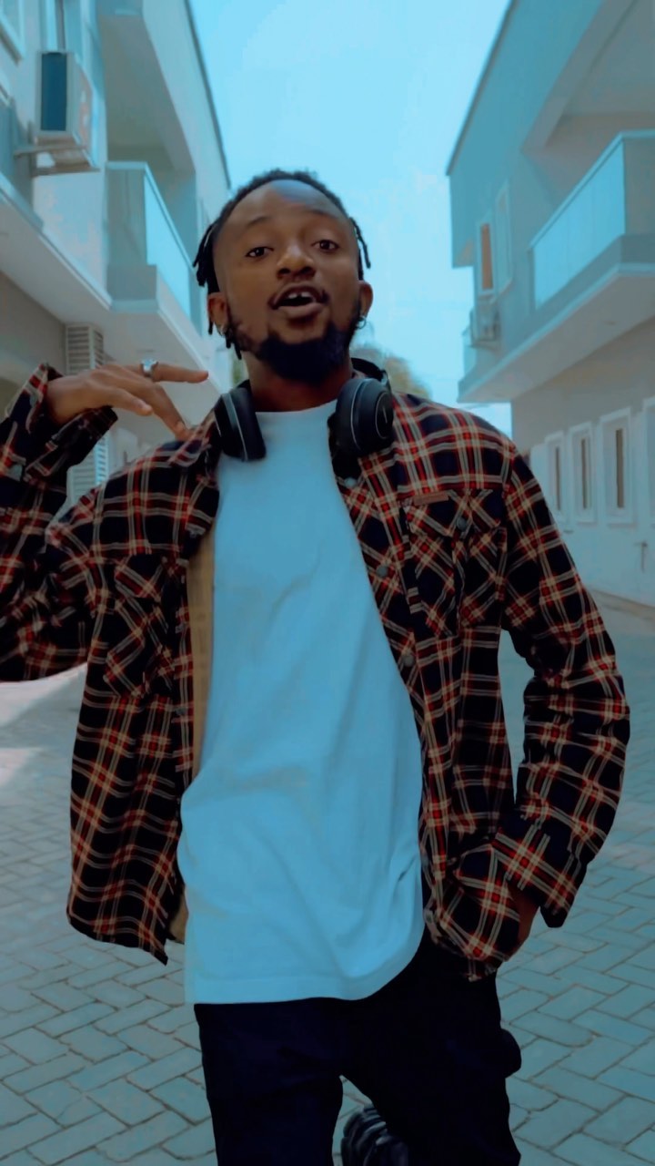 This year go be massage with happy ending ❤️💯 ….
HAPPY NEW YEAR FAM ❤️
.
Kindly share and mention @rugerofficial @dprincemavin @thejonzingworld @donjazzy @mufasatundeednut 🙏🏽❤️
.
🎥 @kenzartafricaa ❤️