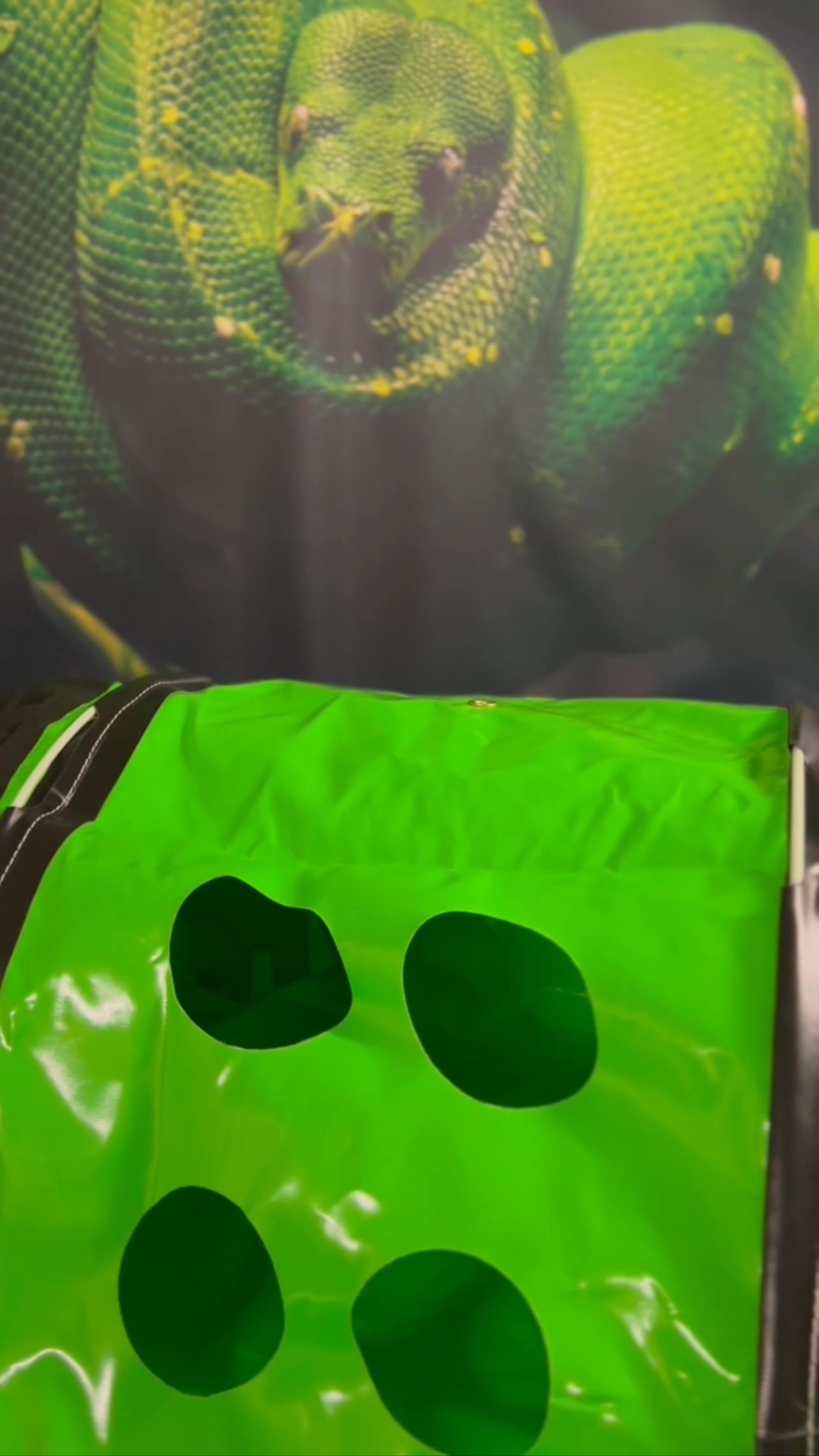 FAST… 🐍 Warum Zeit resp. rasches Handeln bei Starkregen eine „matchentscheidende“ Rolle spielt!
.
Wenn schnelles Reagieren gefordert ist und man innert kurzer Zeit eine effiziente Wassersperre benötigt, ist FLOODSNAKE ein effektives System!
Andere bekannte Systeme brauchen sehr viel Zeit zur Installation, zum Füllen und bei der Retablierung.
.
Um nur zwei der vielen Vorteile zu nennen: Das System ist selbstfüllend und 10 Meter der Wassersperre sind in weniger als zwei Minuten installiert.
.
Die Wassersperren können individuell in Stauhöhe und Länge hergestellt werden.
.
Mehr Infos auf unserer Webseite.
.
#floodsnake #mobilerhochwasserschutz #hochwasserschutz #flood #flut #schnellessystem #naturgefahr #gebäuderversicherung #feuerwehr #pompier #pompieri #pumpiers #wassersperre #schutz #wasser #genialetechnik #schweiz #herzogenbuchsee #stopflood #news #breakingnews #extremwetter #firefighter #naturaldisaster #genius #switzerland #starkregen #meteo #snake