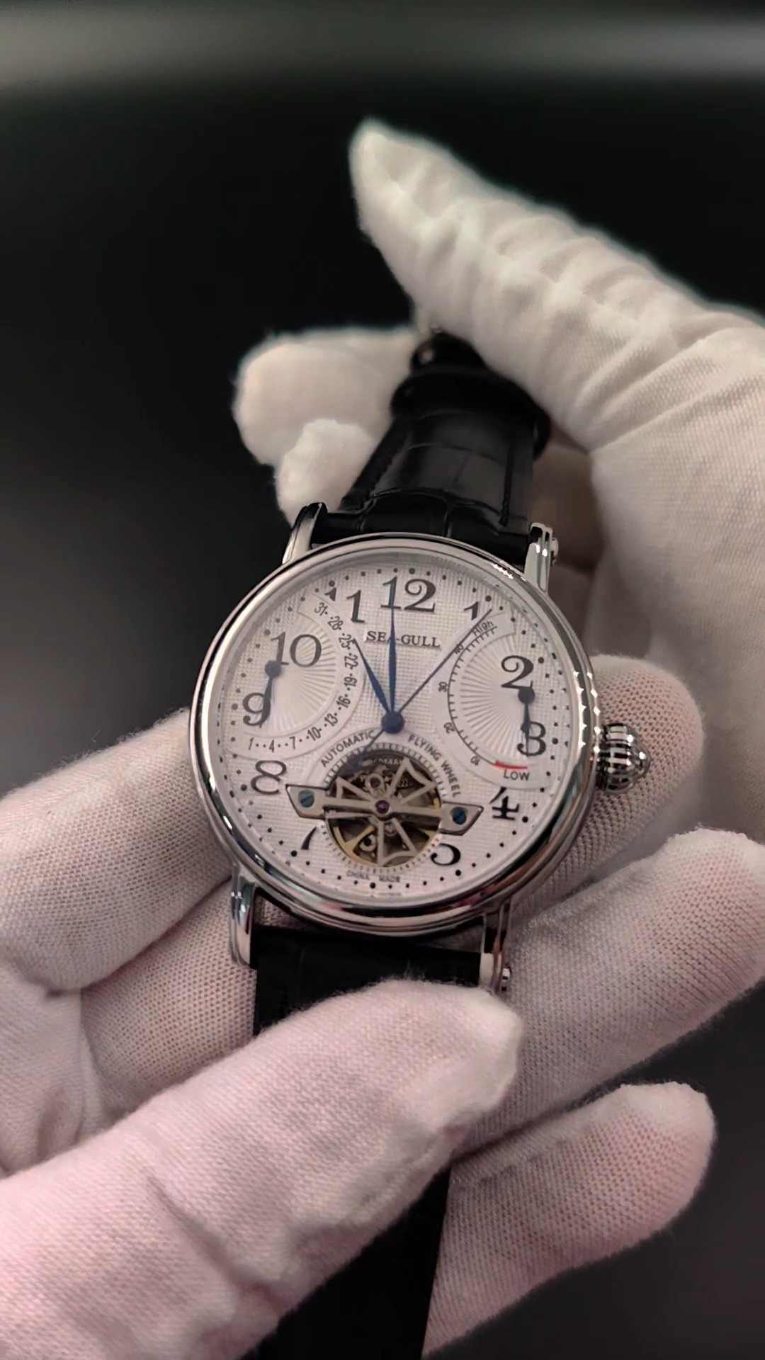 ASMR Unboxing of our Seagull Flywheel Double Retrograde Automatic Watch
Available now on our website
#asmrunboxing #TimepieceTuesday #automaticwatch #chinamade #asmr #chinesewatches #watches #bluedial #unboxing #Timepiece