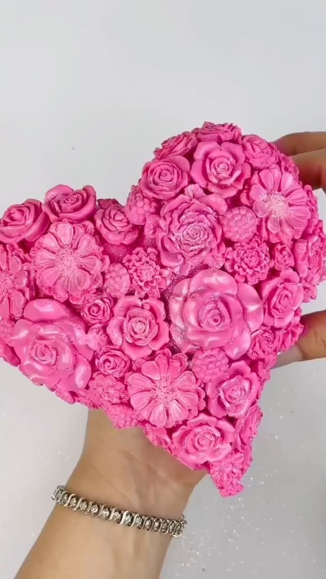 Transform your treats with our luster dust and edible glitter! Just look at how stunning this breakable heart turned out, bursting with dimension and sparkle! 💎
🎥: @cakepopbox 💕
#EdibleGlitter #EdibleLusterDust #BreakableHeart #ValentinesDay #ValentinesDayTreats #Vday #VdayTreats #shineDessertGlitter