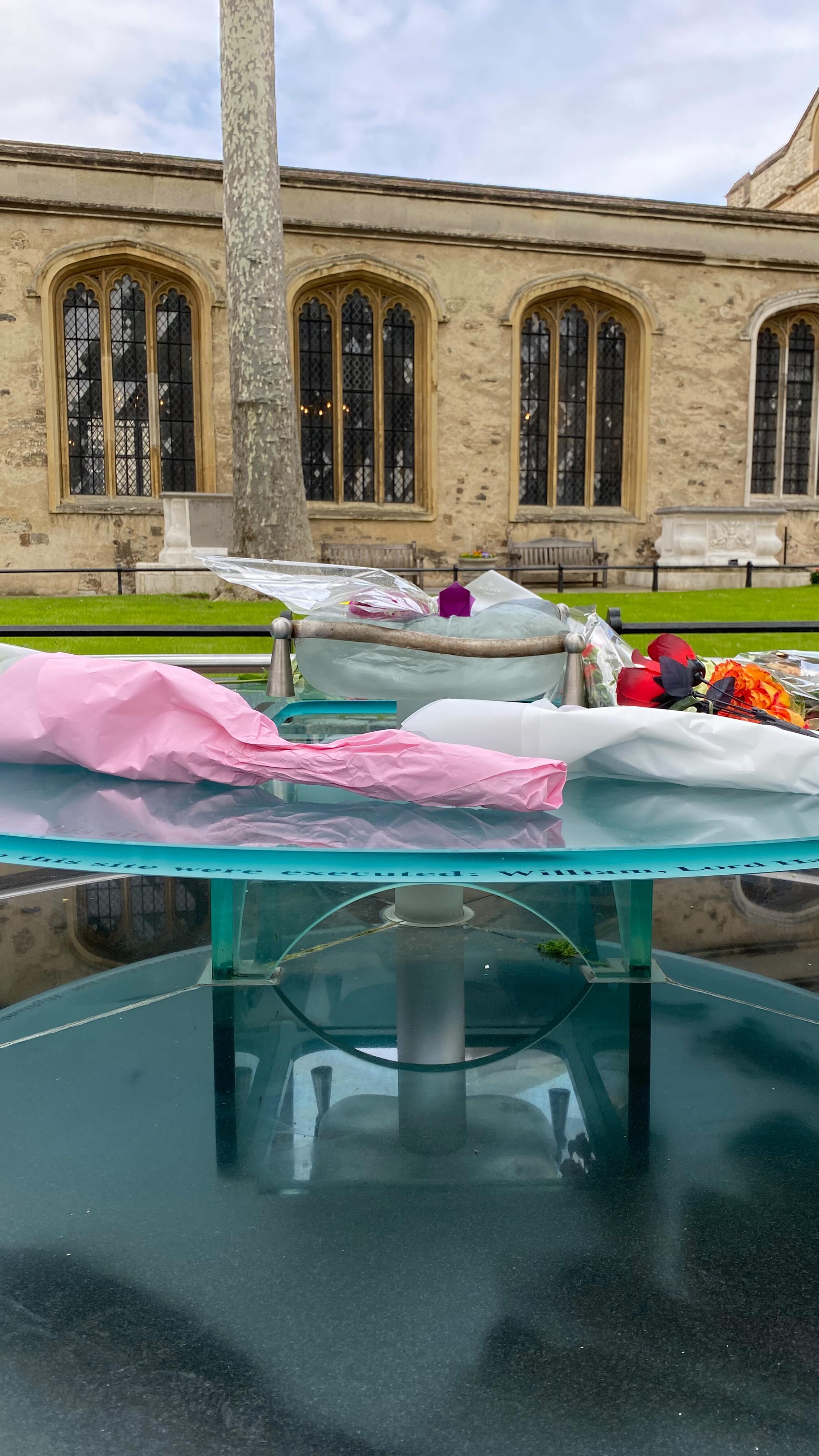 At the Tower of London yesterday for a tour all about Anne.
#toweroflondon #history #tudors #anneboleyn #roses #redroses