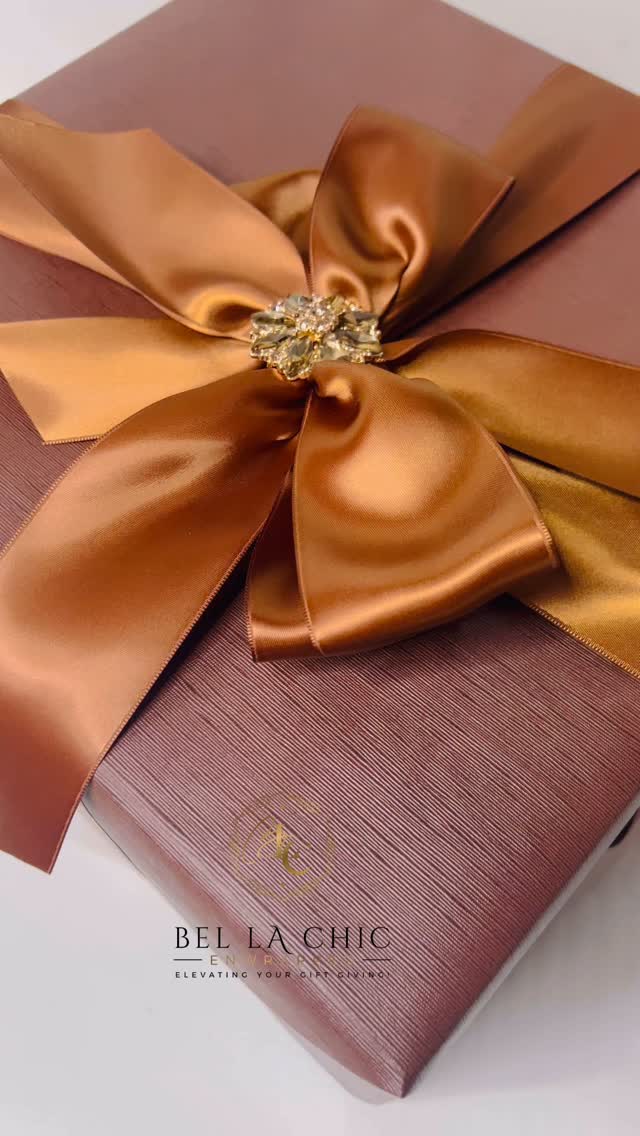 Classy Elegance for your next event:
Unwrap the art of elegance.
Every gift deserves to feel as special as what’s inside — and that’s where we come in.
From custom designs to premium finishes, our luxury gift wrapping turns your presents into lasting impressions. @jmccray
Follow us for daily inspiration, behind-the-scenes magic, and limited seasonal offers.
Because first impressions do matter.
#LuxuryGiftWrapping #GiftGoals #WrappedInStyle #LuxuryAesthetic #elegantgifting #bellachicenwrappedgiftservices #bellachicenwrapped_ #housewarminggifts