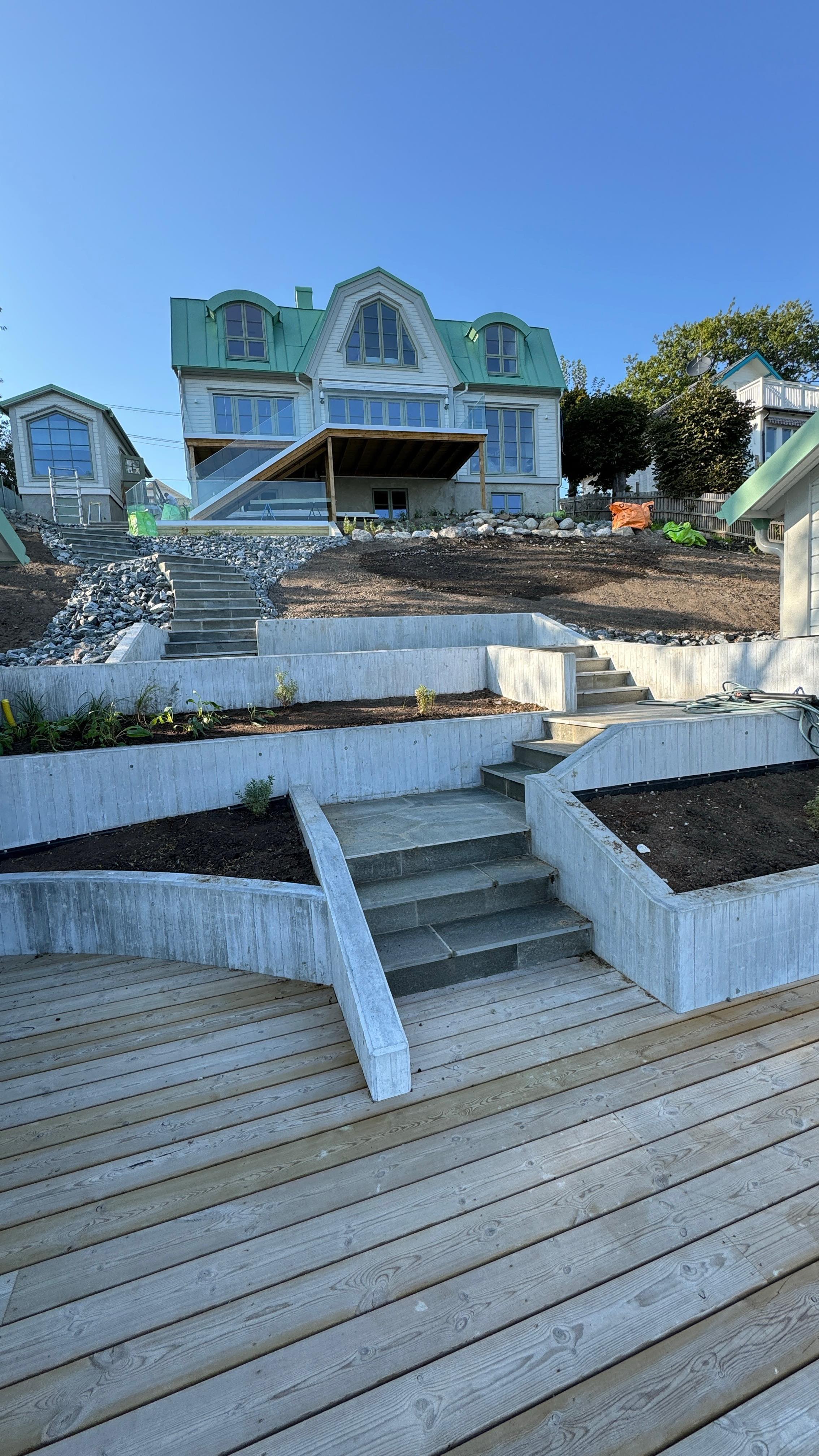 Trappor och murar, mm har pågått från och till hela året ute på Dalarö.
Tack för förtroendet @gmbstockholmsschaktab 🙏🏼
#tyresobetong #concrete #concretesteps #retainingwall #stödmur