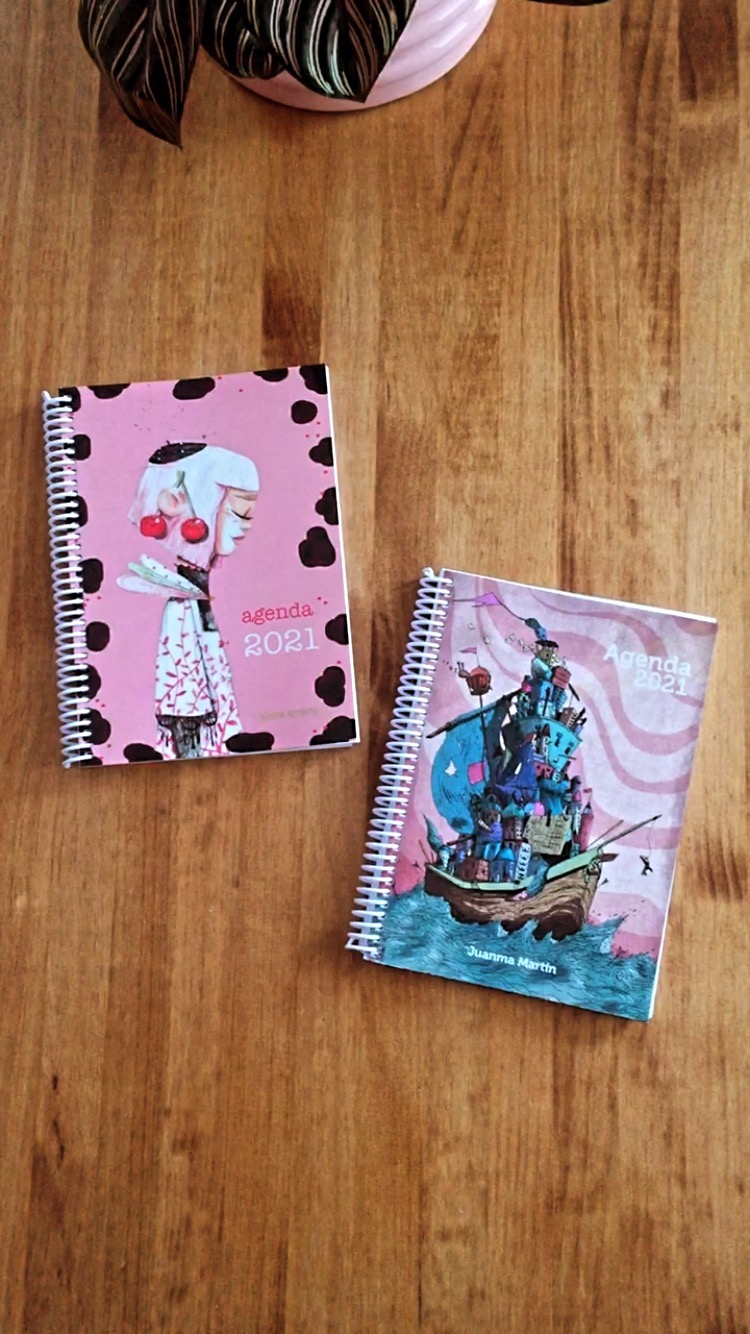 Agendas 2021 editadas por nosotros desde el ✏️
Haz tu encargo por mensaje privado:
-Agenda 12€
-Agenda + lámina A4 20€
-2 Agendas 20€
-Envío 4,5€
Pd: pronto la web en marcha para facilitar la orden de vuestros pedidos, palabrita!
...
..
.
#agenda #agenda2021 #agendas #agendailustraciones #agendailustracion #agendaanual #agendabonita #regalobonito #regaloespecial #editorial #edicion #autoedicion #agendaanillas #agendapequeña #ilustracion #ilustradores #dentrodellapicero #naiaraarrieta #juanmamartin #limboartist