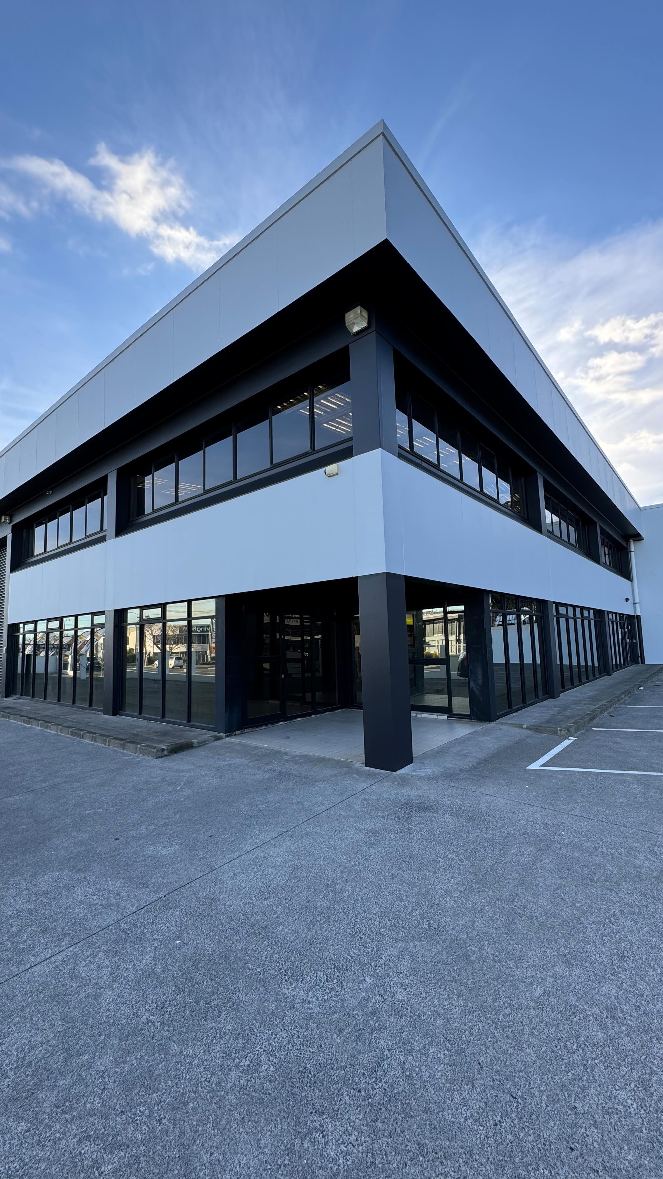 Another vision turned into reality ✨ 👨🎨 . Great team, great client, and great weather. What more can you ask for? Enjoy this quick view of some of our commercial work! 🏢 ✨ #commercialpainting #aucklandpainters #silverstaterenovations