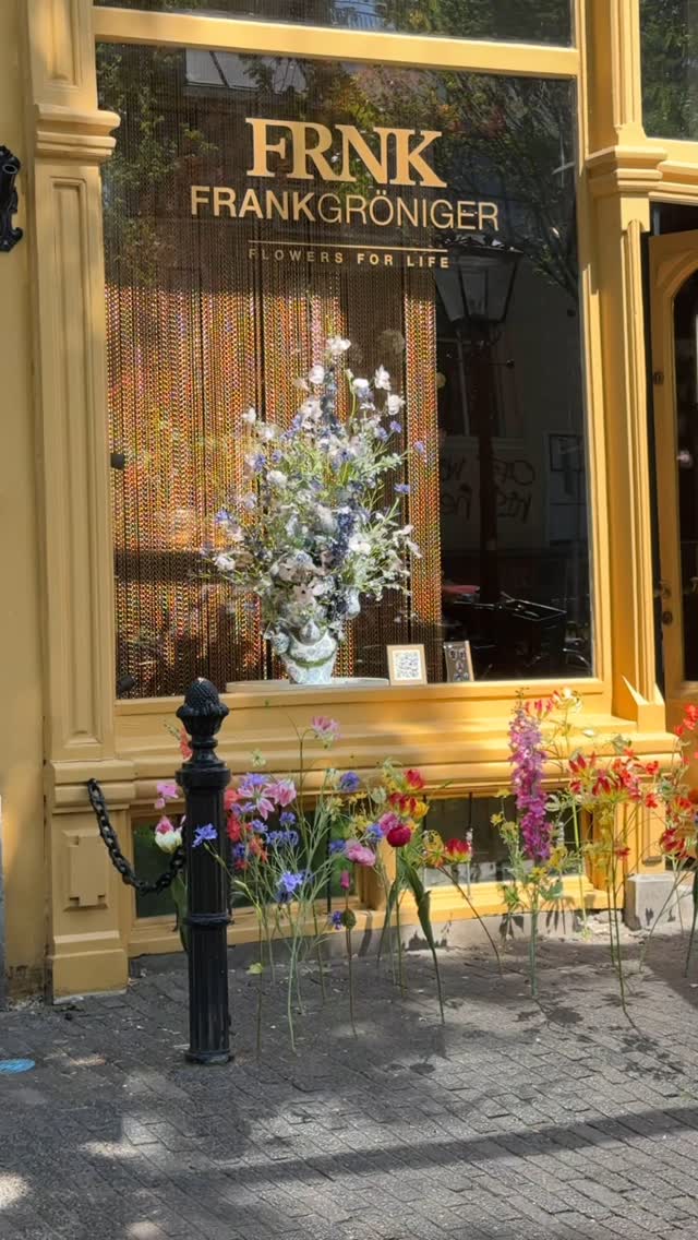 By the Leliegracht,
blue and white vases catch the light.
Wildflowers and field blooms
gently sway
to the soft piano notes of the day.
#Leliegracht #SummerGlow #BlueAndWhite #FloralArt #DelftVibes #VaseLove #NatureAndDesign #AmsterdamStyle #PianoMoments #DaydreamScene