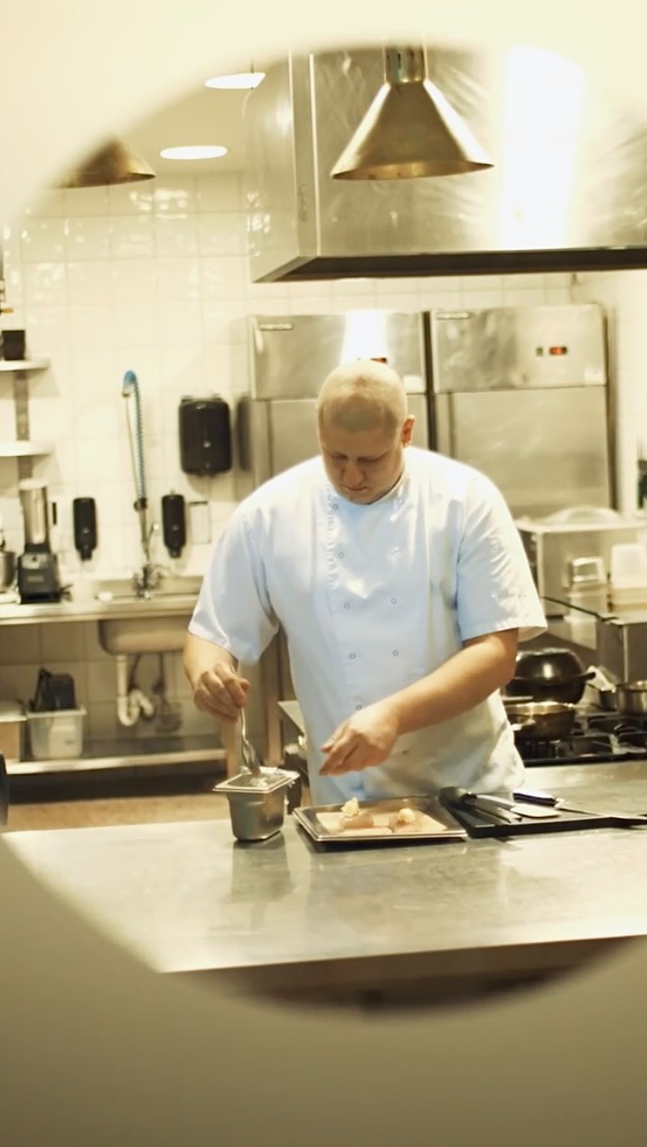 Gaidīsim Annas muižā uz Cēsu novada Restorānu nedēļas piedāvājumu no 8. līdz 18.novembrim uz 3-kārtu ēdienkartes maltīti kopā ar mūsu šefpavāru Aleksei Zalygin
pirmdien - ceturtdien tev ērtā laikā no 14:00 līdz 20:30
piektdiena - svētdien cēlienos 14:00 | 15:30 | 17:00
Bet, ja vēlies nesteigties prom, izbaudi rudens mirkli ar īpašo piedāvājumu Annās - Restorānu nedēļas piedāvājuma PUSDIENAS & PALIKŠANA | apartamenti, SPA apmeklējums un brokastis restorānā | Cena no 240€ 2 pers
Rezervāciju veic,
zvanot 62277788 vai rakstot anna@annashotel.com
Annas hotel & spa
Annas muiža, Zaubes pagasts, Cēsu novads
#annashotel #annadesignhotel #restorānunedēļa #cēsurestorānunedēļa @visit_cesis