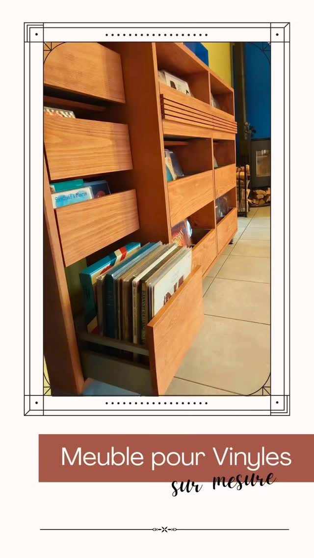 Conception et fabrication d’un meuble sur mesure pour accueillir une collection de plus de… 1000 vinyles !
Spécificités du projet :
🪚 Design asymétrique pour libérer l’espace à l’entrée de la pièce, tout en offrant un rangement réduit adapté aux 45 tours
🪚 Hauteur modérée et tiroirs à sortie totale avec amortisseurs de fermeture progressifs, pour un usage pratique et facile au quotidien
🪚 Mise en valeur de la collection grâce à des façades abaissées pour laisser les pochettes visibles
Le résultat :
🪚 Meuble en hêtre massif, teinte Ice Brown @rubiomonocoatfrance
🪚 Décor avec une frise en bois ambiance 80’s pour une touche Vintage et élégante
#artisanat #menuisierbois #landes #mobilierbois #vinyleaddict #meublevinyles #meublesurmesure