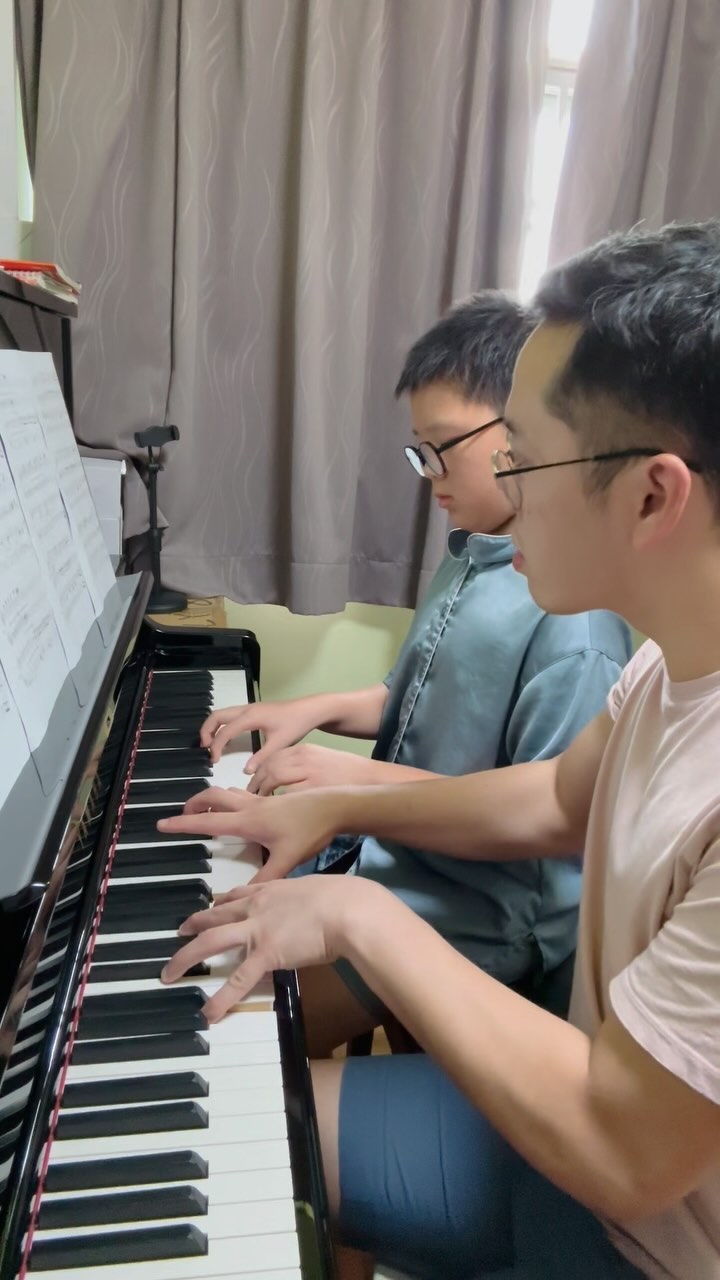 Having fun playing a Tchaikovsky duet with my student 🎵
~Dance of the Sugar Plum Fairy from The Nutcracker~
#student #piano #duet #pianoduet #danceofthesugarplumfairy #tchaikovsky #thenutcracker #pianocover #pianomusic #pianoteacher #music #performance #musicschool #sgmummies #sgkids #dance #video #fun #sg #fernvale #sengkang