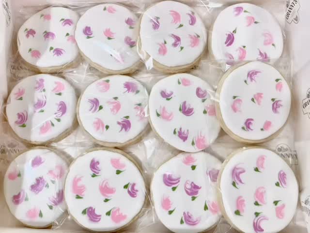 Gorgeous flowers on sugar cookies with royal icing 😍💐 #sugarcookies #flowersugarcookies #grannysgoodiesbakery