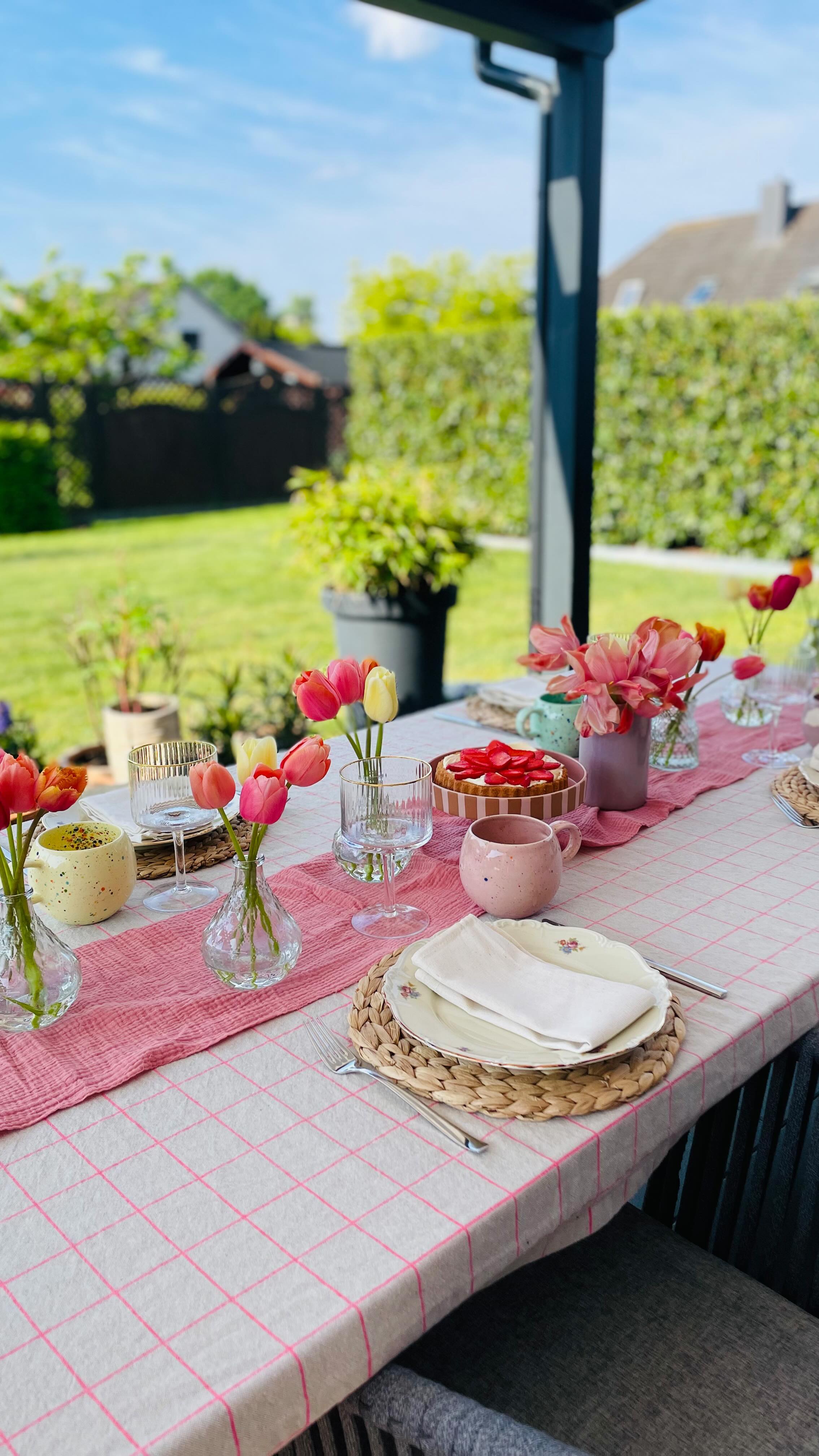 Bird Sounds 🎶🐧💕 Habt einen wundervollen Tag ihr Lieben.
#spring #frühling #terrasse #outdoor #freshflowers #mothersday #muttertag #tablesetting #sundaybrunch #interiordesign #colorfulhome #colorfulliving #colorful #schönerwohnen #solebich #garten #interior #interiør #interiør123 #colorfultable