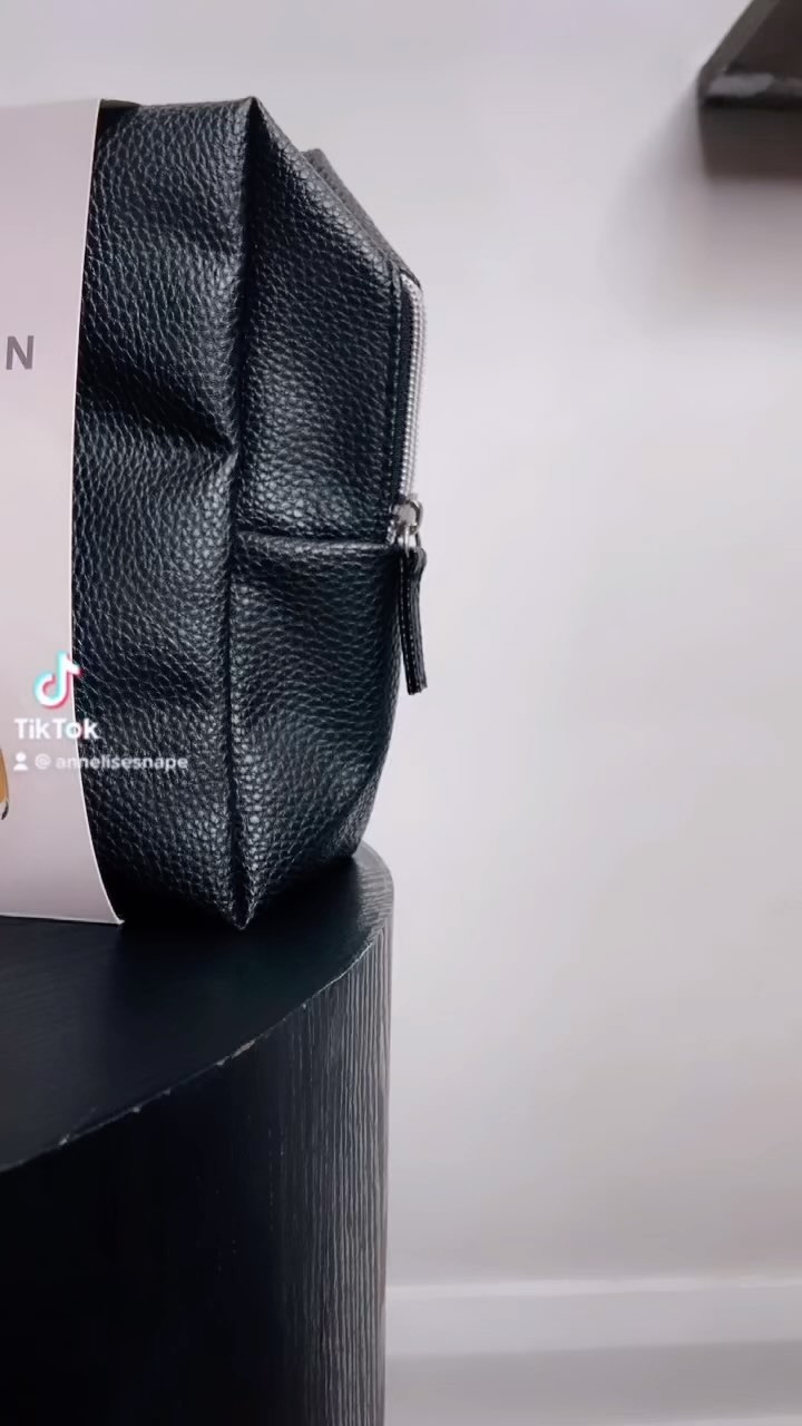 Our AMAZING packs are back!
The Semi Di Lino Alfaparf Milano holiday kits!
Includes your choice of your fav Alfaparf Shampoo and Mask as well as our incredible Cristalli Oil and this beautiful vegan leather toiletry bag!
Only for a limited time so get your hands on one of these packs fast!
#alfaparfmilano #alfaparfproucts #christmasseason #christmas #sucasahairartistry #sucasahair #hairsalon #newcastlehairsalon #alfaparfpeople #semidilino #christmasgifts #limitededition