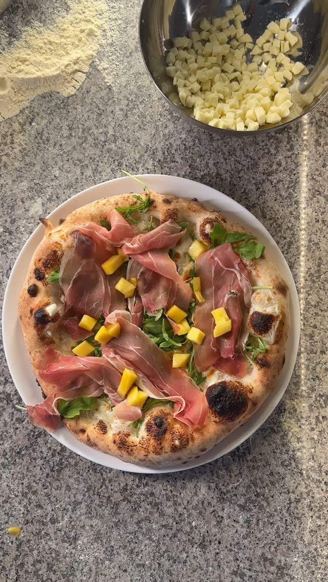 Luftig pizzabunn med kremet ricottabase, toppet med fersk ruccola, søt mango, italiensk prosciutto crudo og en touch balsamico. En perfekt balanse mellom søtt, salt og friskt.
#napolitanskpizza #neapolitanpizza #pizzashop #prosciutto #mango #balsamico #hjemelagetpizza #hjemmelagetpizza #ektepizzaglede #ooni #gozney #vedfyrtovn #pizzaelskere #le5stagioni #le5stagionisuperiore #caseificiovalcolatte #villani #tasto