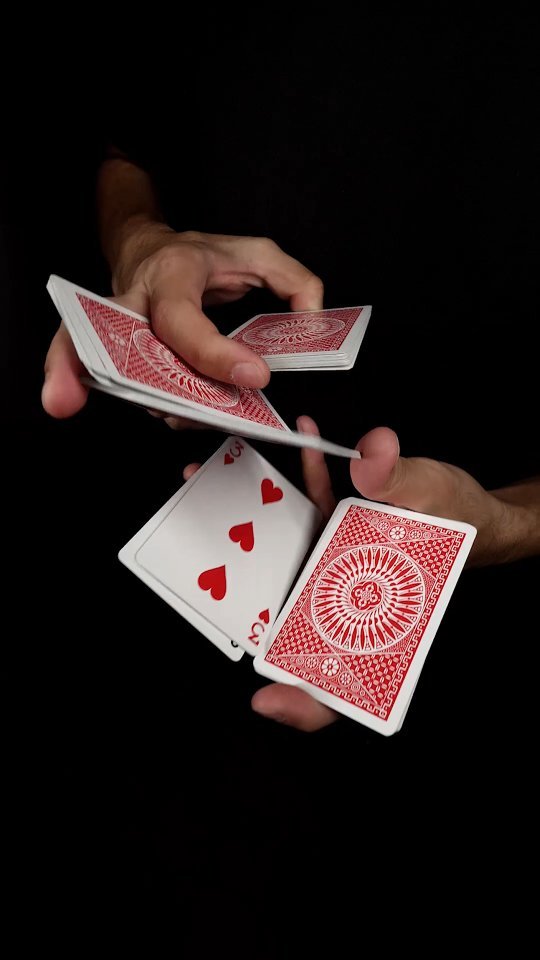 🔴 Donut 2 🔴
⠀
Video made for @bicyclecards ♠️
Cardistry by @shivshuffles 🙌
Produced by @decknosis 🎥
⠀
#bicyclecards #tallyho #cardistry #decknosis