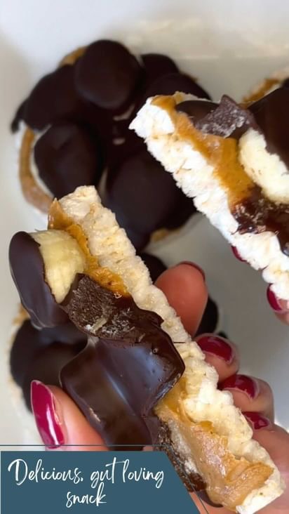 This is a super simple, delicious treat for you, your gut microbes and your overall health! (Post inspired by @plantbasedgutdoc)
All you need is:
Whole grain rice cakes (I used @kallo )
Peanut butter ( I used @bulk )
Sliced banana
85% melted dark chocolate (I used @lindt )
Dark chocolate (85% +) is rich in polyphenols which have antioxidant and anti-inflammatory properties. Dark chocolate is also a wonderful pre-biotic which can enhance the good bacteria and reduce the bad bacteria in our gut.
Health benefits associated with dark chocolate consumption include: improved mood, improved blood flow, reduced blood pressure, increased HDL-c (good cholesterol), reduced LDL-c (bad cholesterol), reduced heart disease risk and may even improve brain function.
We know for ladies in perimenopause and menopause, declining levels of estrogen increases our risk of heart disease, osteoporosis and cognitive decline and so it is really really important that we optimise our health as best as we can.
Some ways we can optimise our health include good nutrition, movement, sleep, stress management and hormone replacement therapy (for ladies who can and want to do this).
Give me a 💜 in the comments below if you love dark chocolate as much as I do!
#ricecakes #chocolovers #snacktime #menopause #healthylifestyle #guthealth
@_emilysworld @lauraburkefitness @zannavandijk @stephelswood @healthcoachkanna @sarah_hagstrom