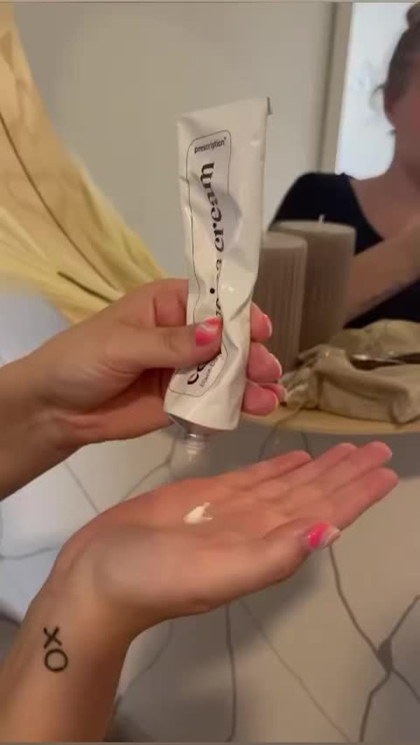 Eindelijk schijnt de zon!☀️
Hydrateren en beschermen is dan extra belangrijk!
Met een paar druppels Sundrops van Prescription door je dagcrème ben je zeker van een optimale bescherming!
Wij adviseren je graag! #schoonheidssalonwilmameins #centrumveendam #prescriptionskincare #liefzijnvoorjehuid