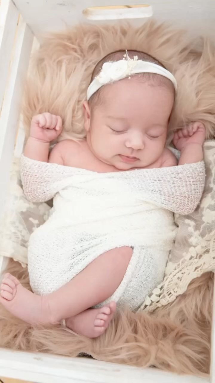 Ses moments magiques et si précieux qui passent tellement vite. Ils méritent d’être immortalisés à tout jamais. 🌸🌷#newborn #newbornphotography #newbornphotographer #bebe #photography #photographer