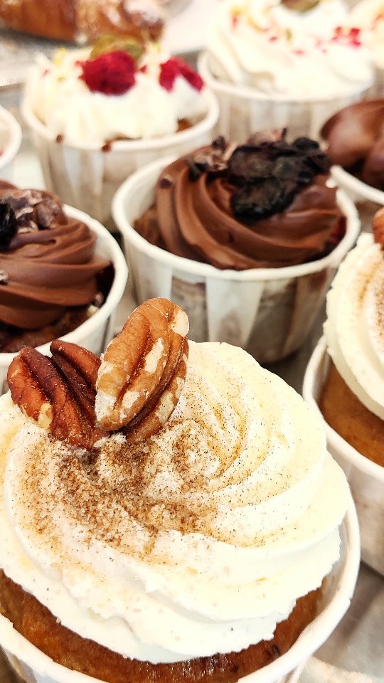 Morgen staat er weer iets leuks op de planning 😍
@22b_antwerpen doet nog eens open op zaterdag voor kerstcadeau-shopping en om jouw van koffie of thee bij je Antoinette-gebak te voorzien want het is dus ook pop-up 🥰
Bij deze wat sfeerbeelden van vorige week!
Het menu vindt je in de stories, bestel zeker vooraf als je graag je favoriete gebak mee naar huis neemt 🙌
📍Sint-Vincentiusstraat 22b, 2018 Antwerpen
⌚ Tussen 9:00 en 17:00
Tot morgen ❤️
Silke