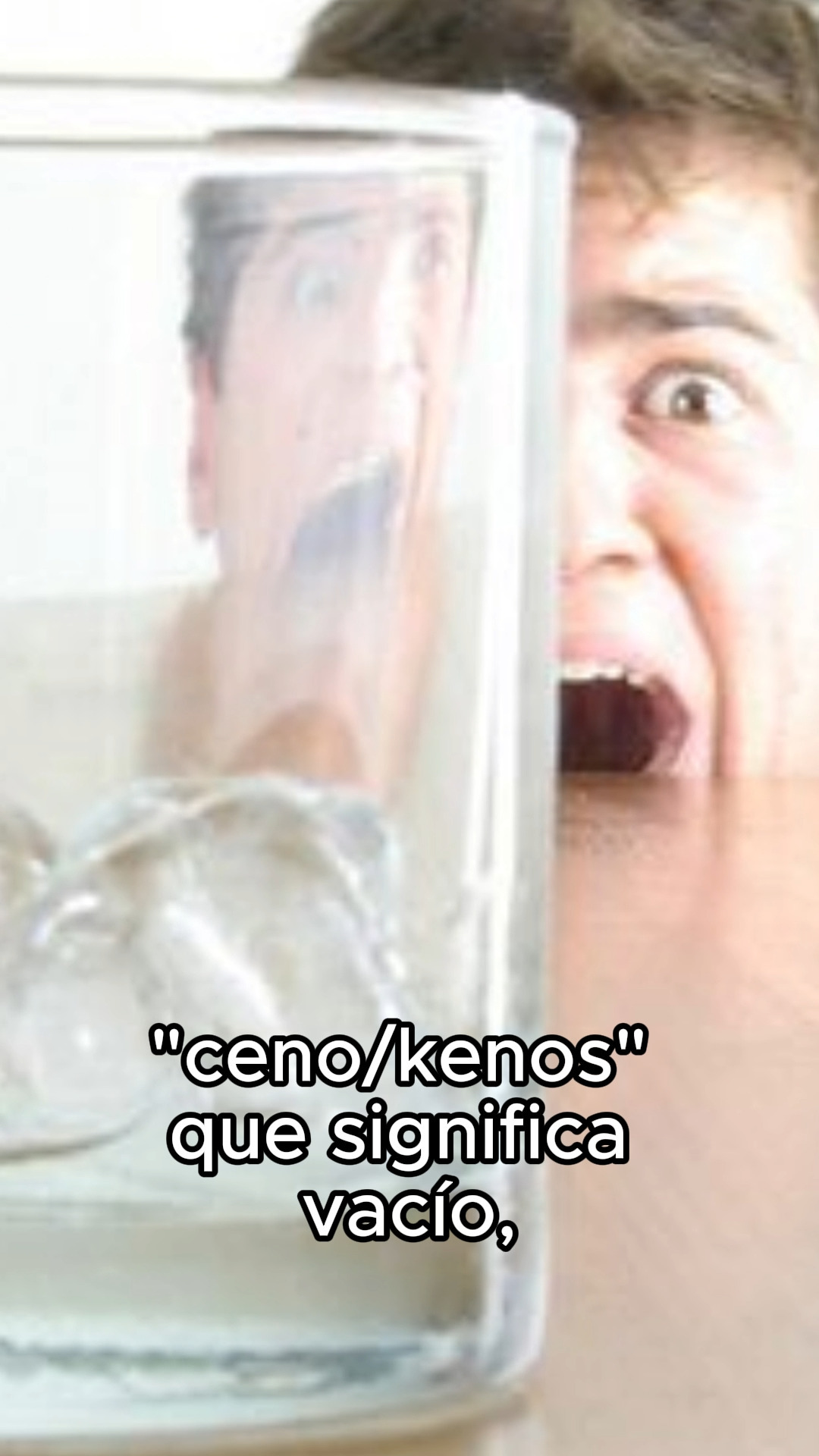 ¡La Cenosilicafobia No Existe!
Seguramente habrás leído en internet que la cenosilicafobia es el temor o ansiedad al notar que tu vaso de cerveza estaba vacío.
A pesar de estas numerosas referencias en internet, tanto la palabra como la fobia no están reconocidas médicamente.
La etimología de la palabra se compone de tres raíces: "ceno/kenos" que significa vacío, "sillica" referente a vidrio, y "fobia" o "phobos" que implica miedo irracional. Sin embargo, el origen de este término es incierto, careciendo de una fuente auténtica y fidedigna que ofrezca una respuesta clara. Incluso se plantea la posibilidad de que todo sea simplemente una broma, que fue demasiado lejos y dado que las referencias en la web se limitan a blogs de calidad dudosa y al Urban Dictionary, con algunas menciones que datan desde 2008.
Pero, ¿qué es realmente una fobia? Según la Asociación Estadounidense de Psiquiatría (APA), una fobia es un miedo incontrolable y persistente hacia un objeto, situación o actividad. Aunque factores genéticos y ambientales contribuyen a la aparición de las fobias, la cenosilicafobia plantea dudas sobre su autenticidad.