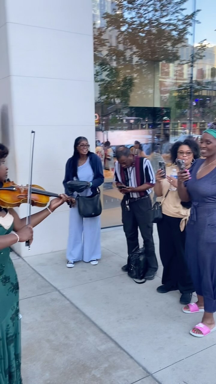 ON BROADWAY at the National African American Museum of Music @thenmaam 🎉
•
•
#queensempireball #lorenplaysviolin #violin #nashville #violinist #musician #music #blackmusician #blackviolinist #nashvilletn #musiccity #titans