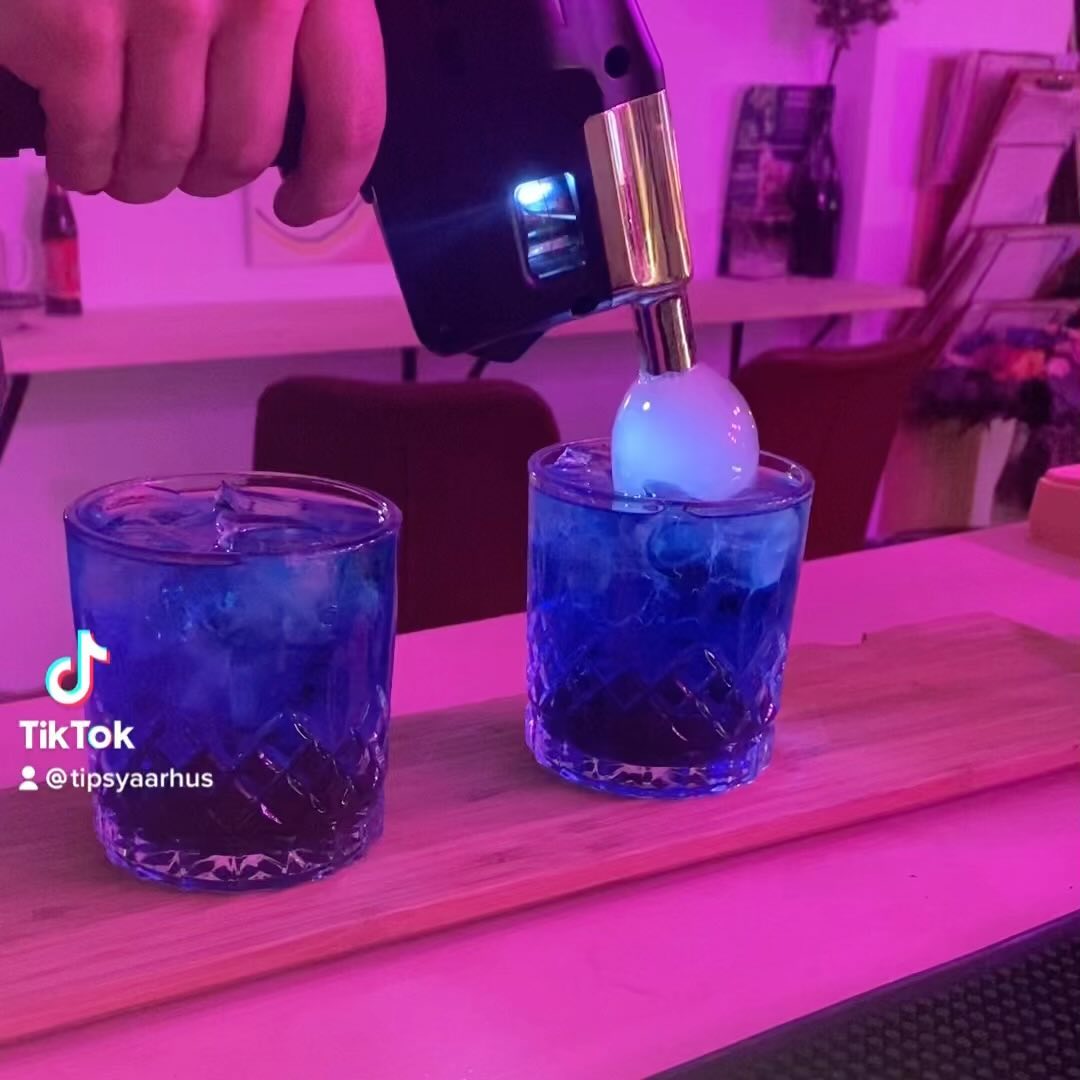 “Out of the blue” - our new drink of the month 💙
#tipsyaarhus #aarhus #bubbledrink #feriehygge